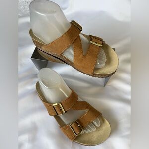 Dansko Dayna tan suede leather upper. Available in 40.